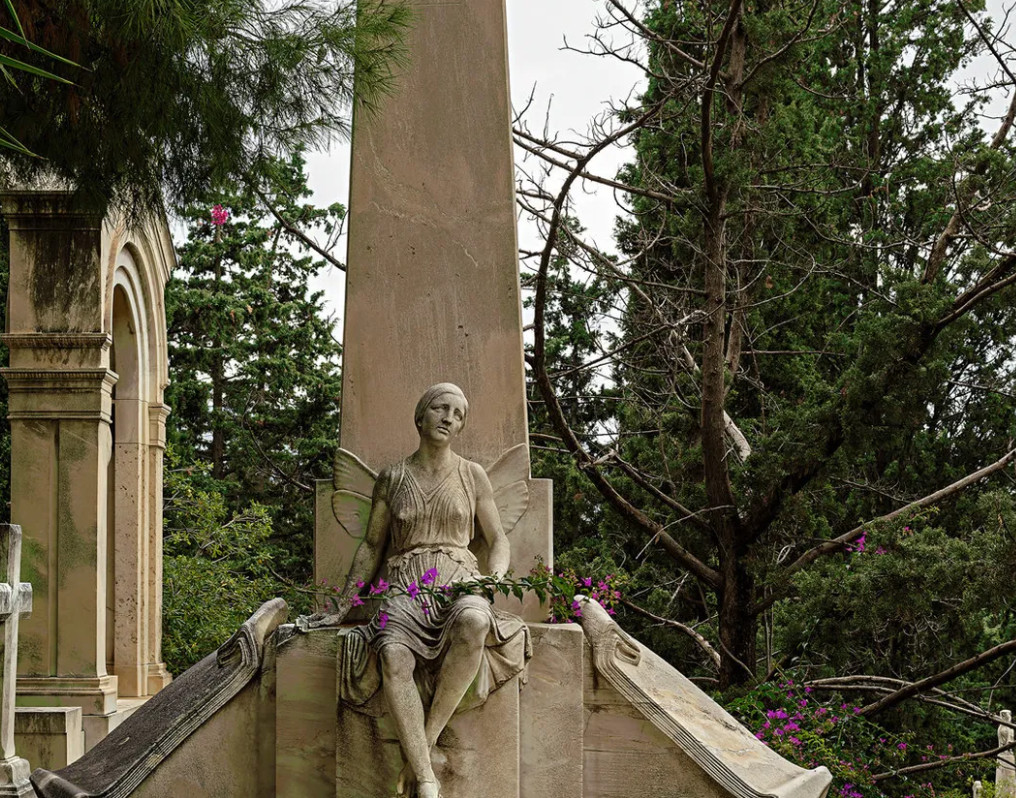 A’ Νεκροταφείο Αθηνών: Εκεί που τα μνήματα μπορεί να έχουν και μαύρο χιούμορ