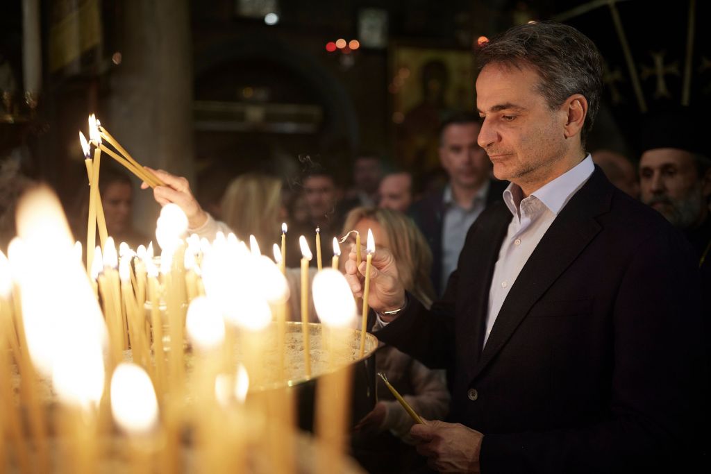 Στην περιφορά των Eπιταφίων οι πολιτικοί αρχηγοί