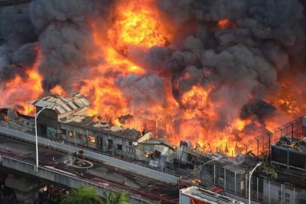 Μπαγκλαντές: Πύρινη κόλαση στη μεγαλύτερη αγορά ρούχων – Επί ποδός εκατοντάδες πυροσβέστες και ο στρατός
