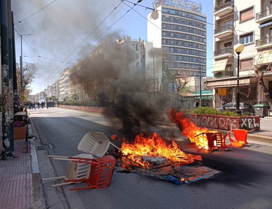 Πατησίων επεισόδια: Φωτιά σε κάδους μπροστά από την ΑΣΟΕΕ – Έκλεισε ο δρόμος