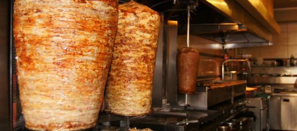 Πάτρα: «Τσιμπημένη» τιμή για σάντουιτς με γύρο χοιρινό σε ψησταριά