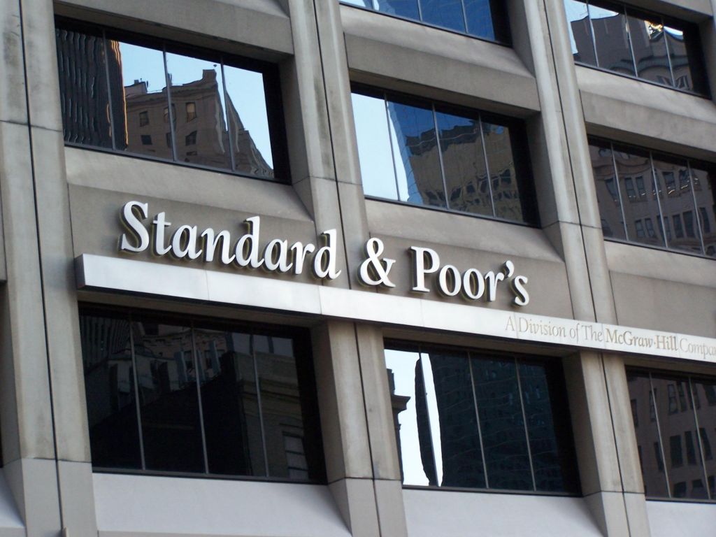 Standard & Poor’s: Αναβάθμισε τις προοπτικές διατήρησε την αξιολόγηση στο BB+