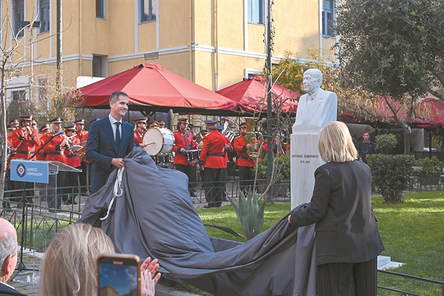 Η προτομή του Αντώνη Σαμαράκη στην πλατεία Αυδή