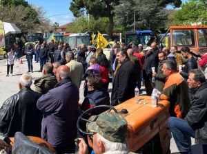 Λάρισα: Συλλαλητήριο αμυγδαλοπαραγωγών με τρακτέρ