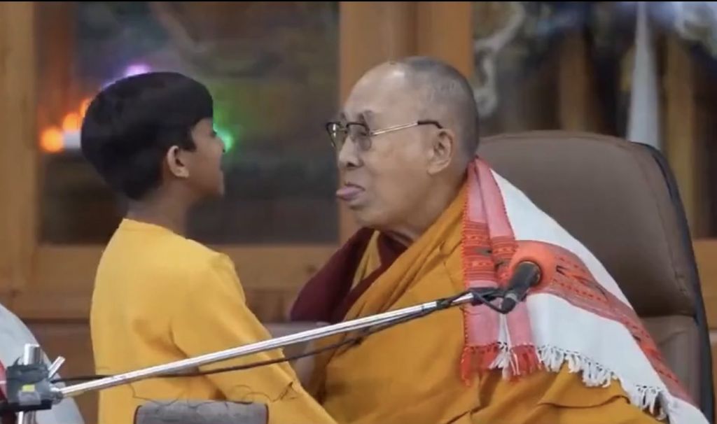 Τώρα ζητά συγγνώμη αλλά δεν πείθει ο Δαλάι Λάμα