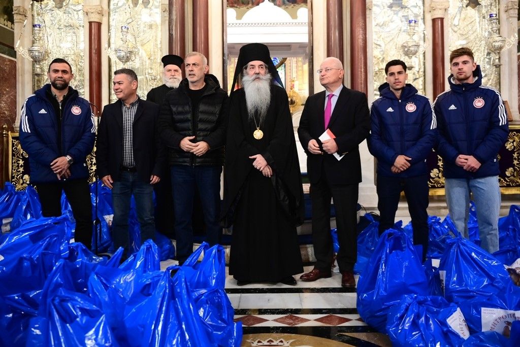 Προσφορά αγάπης από τη Μητρόπολη Πειραιώς – Μοίρασαν 7.000 δέματα με τρόφιμα