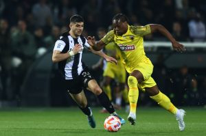 Super League: Τα… φώτα στο ντέρμπι «δικεφάλων» – Δοκιμασίες εκτός για Ολυμπιακό και Παναθηναϊκό