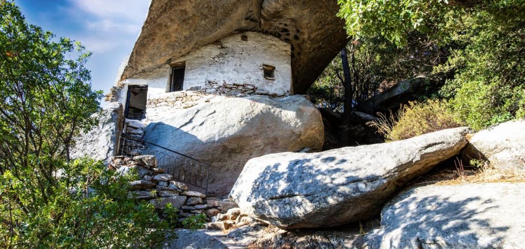 H Daily Mail για τα «αντιπειρατικά» σπίτια της Ικαρίας μέσα στους βράχους