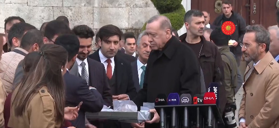 Ο Ερντογάν προσευχήθηκε στην Αγια–Σοφιά και κέρασε γλυκά τους δημοσιογράφους