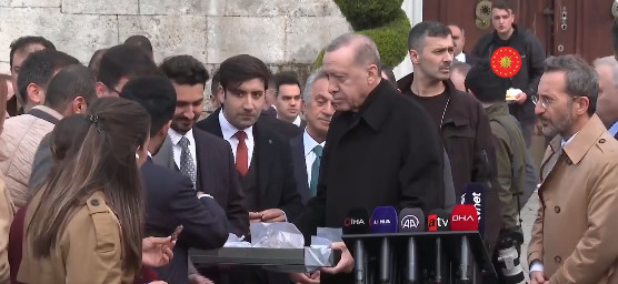 Ο Ερντογάν προσευχήθηκε στην Αγια–Σοφιά και κέρασε γλυκά τους δημοσιογράφους