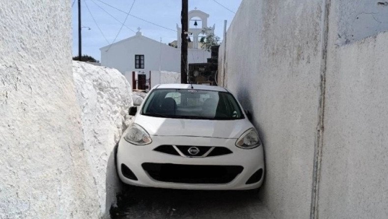 Απίστευτο σκηνικό στη Μεσαριά:  Αυτοκίνητο… σφήνωσε σε στενό δρομάκι