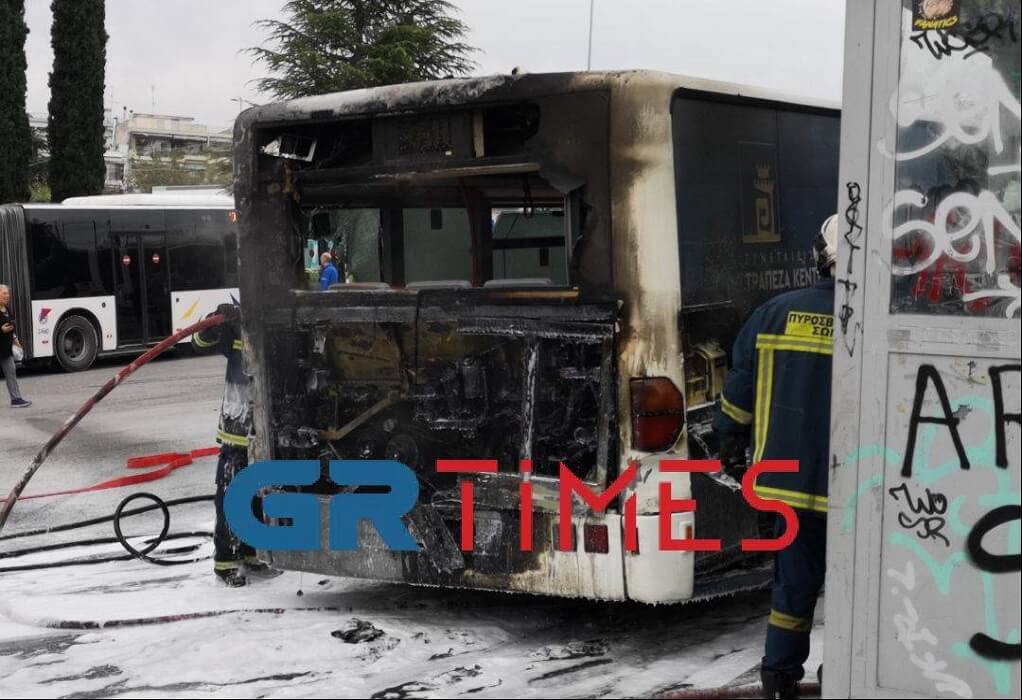 Κάηκε ολοσχερώς αστικό λεωφορείο στη Θεσσαλονίκη