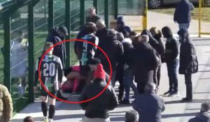 Γυναίκα διαιτητής έσωσε ηλικιωμένο – Διέκοψε αγώνα για να του κάνει ΚΑΡΠΑ