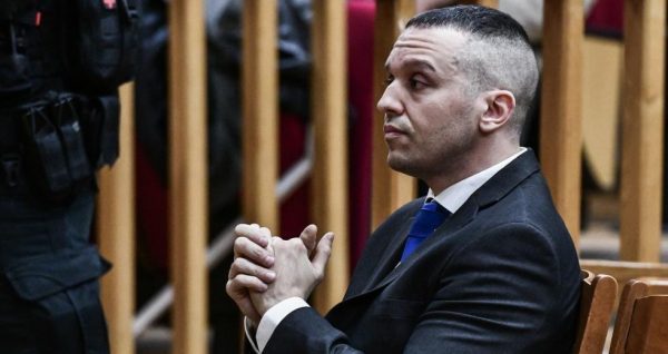 Στα ύψη η κόντρα ΣΥΡΙΖΑ – ΝΔ για το «κόμμα» Κασιδιάρη