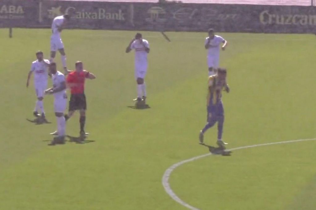 Αγώνας διακόπηκε για τουλάχιστον μισή ώρα λόγω… επίθεσης κουνουπιών