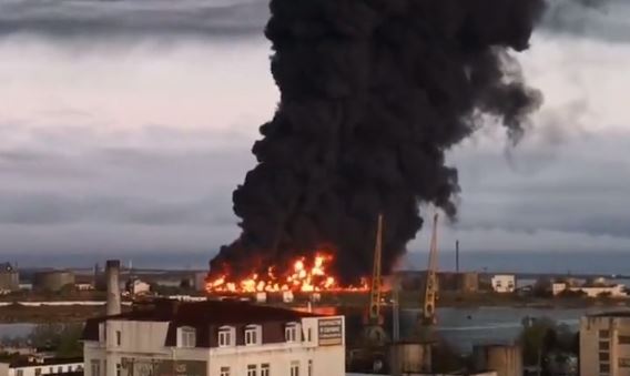 Πόλεμος στην Ουκρανία: Δεξαμενή καυσίμων στις φλόγες στην Κριμαία