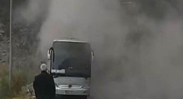 Βίντεο με το λεωφορείο που πήρε φωτιά: Μετέφερε μαθητές από τη Θεσσαλονίκη