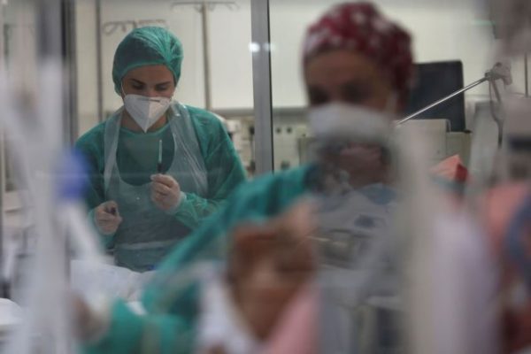 Μαγιορκίνης: Σταθερός κάτοικος των νοσοκομείων ο κοροναϊός