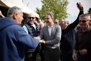 Μητσοτάκης από Σχηματάρι: Σταματήστε να παίζετε «Monopoly» με τις ζωές μας και με τις καταθέσεις των Ελλήνων