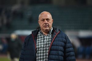 Μπέος: «Αν μπουν 401 άτομα αντί για 400, τότε θα κλείσω τα φώτα στο γήπεδο»