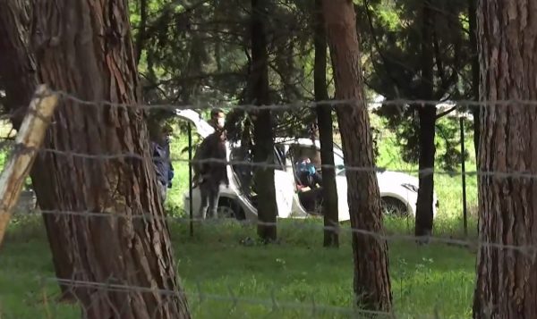 Από τον γιο της εκτελέστηκε η γυναίκα που βρέθηκε νεκρή στο αυτοκίνητο – Ανθρωποκυνηγητό