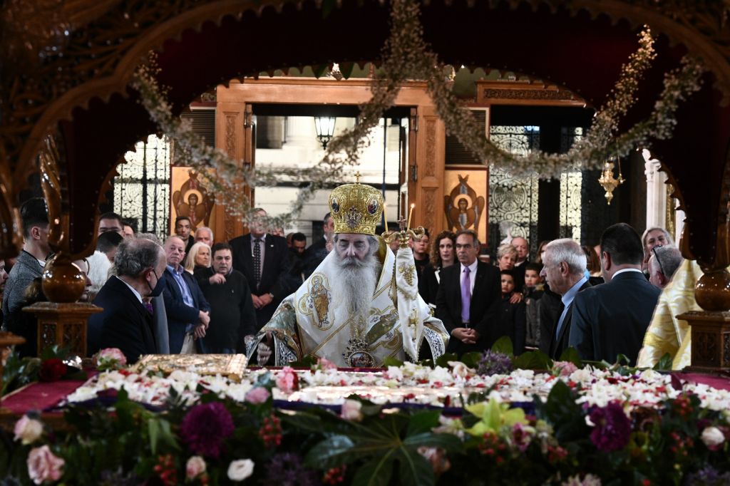 Δείτε απευθείας την ακολουθία του Επιταφίου από τη Μητρόπολη Πειραιά