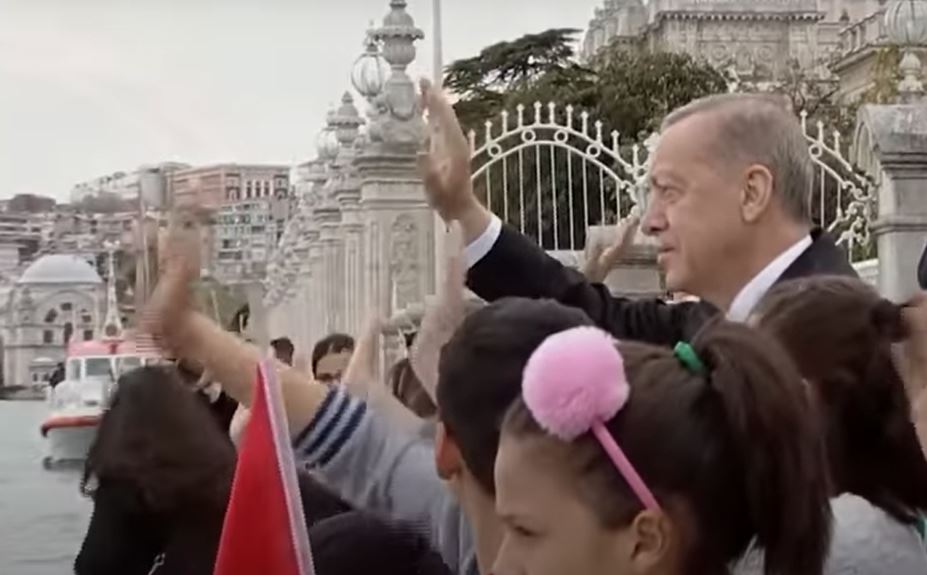 «Φιέστα» Ερντογάν με σεισμοπαθείς και παιδιά στον απόπλου του αεροπλανοφόρου Anadolu