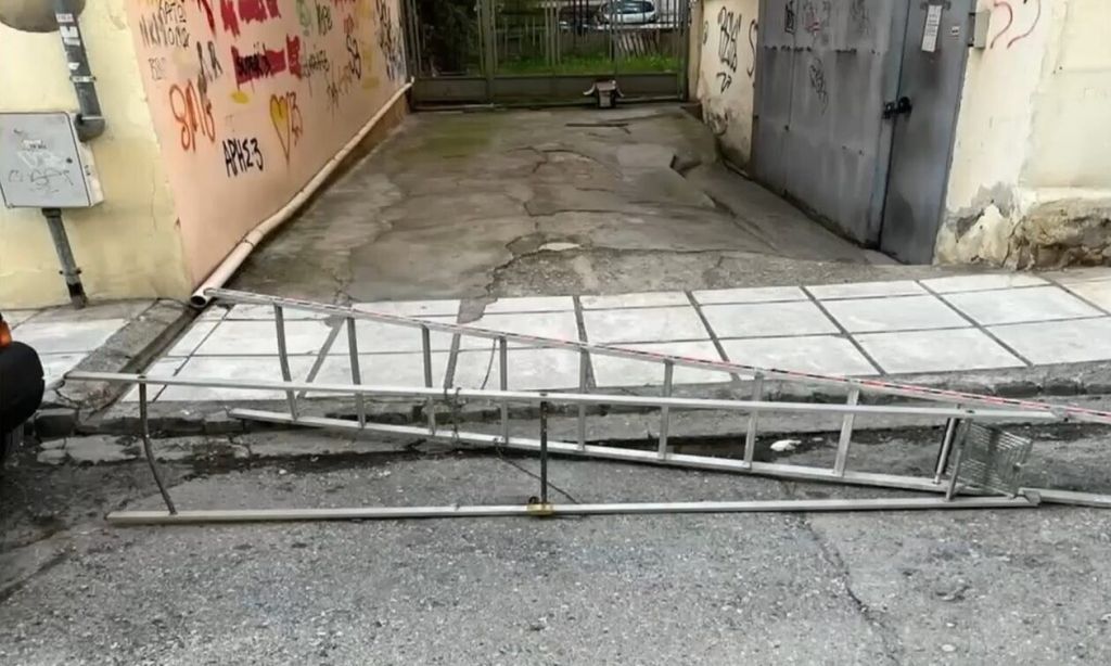 Επική πατέντα: «Κάρφωσαν» σκάλα στο δρόμο για να «κρατήσουν» μια… θέση πάρκινγκ
