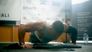 Έκανε… 3.200 push ups σε μια ώρα και έσπασε το παγκόσμιο ρεκόρ