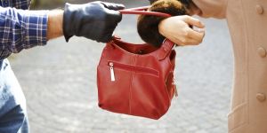 Συμμορία ληστών άρπαζε τσάντες από γυναίκες