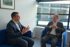 Ο Τσίπρας ζήτησε από τον Σολτς να πιέσει τον Ανδρουλάκη