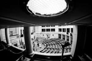 Μετωπική σύγκρουση στη Βουλή για την τροπολογία – μπλόκο στο κόμμα Κασιδιάρη
