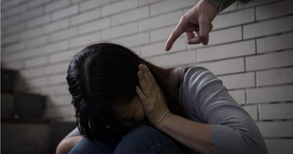 Εκτός φυλακής μητέρα και πατριός που κακοποιούσαν τρία παιδιά