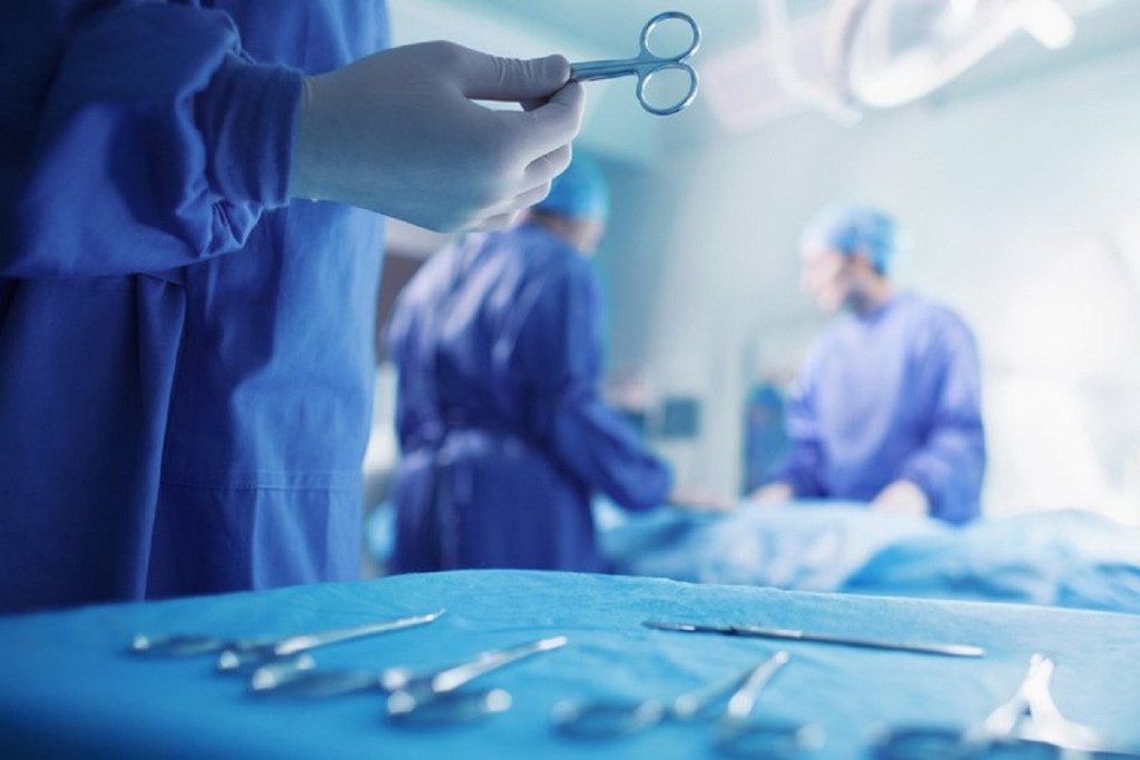Πλαστικός χειρουργός κατηγορείται για φόνο 36χρονης που πήγε για αυξητική στήθους