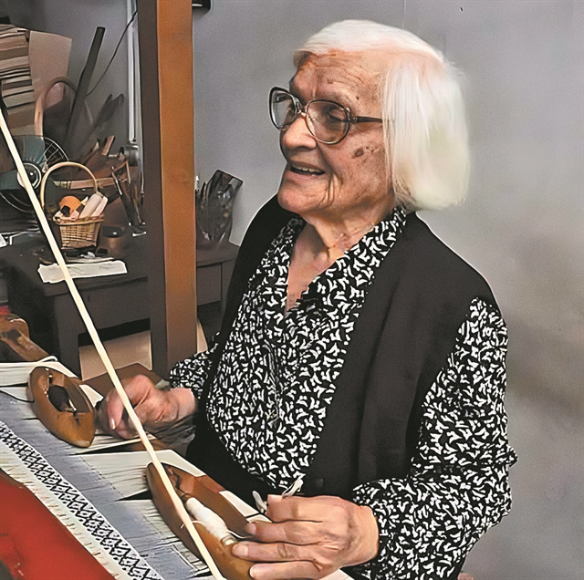 Εφυγε η «Κυρά του αργαλειού» της Ικαρίας σε ηλικία 112 ετών
