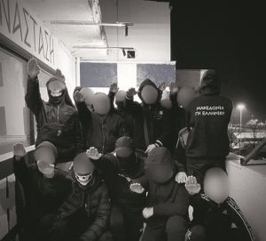 Τάγμα εφόδου εισέβαλε και σφράγισε έκθεση καλλιτέχνη