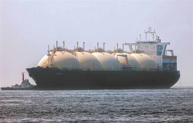 Η βουτιά των τιμών παρέσυρε τους ναύλους