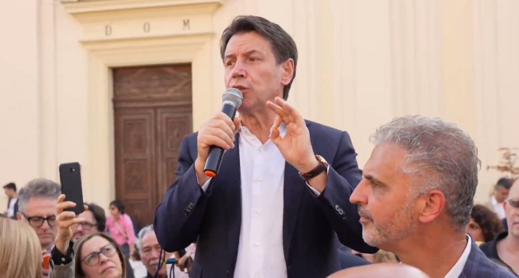 Επίθεση αντιεμβολιαστή στον πρώην πρωθυπουργό της Ιταλίας, Τζουζέπε Κόντε
