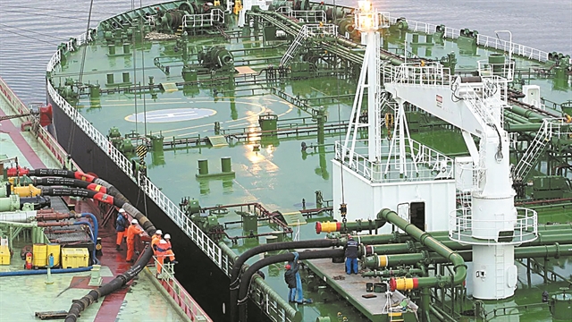 Σφίγγει ο κλοιός για τον «σκιώδη στόλο»