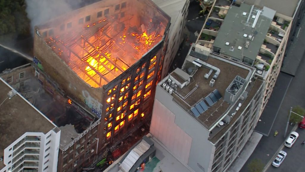 Μεγάλη πυρκαγιά σε επταώροφο κτίριο στο Σίδνεϊ: Επιχειρούν 100 πυροσβέστες