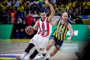 «Ξαναχτυπά» ο σπίκερ που «γκρέμισε» το ίντερνετ στο τρίποντο του Σλούκα