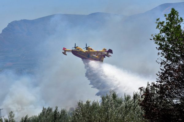 Φωτιά στο Μαυροβούνι Αγίων Θεοδώρων: Σηκώθηκαν τρία εναέρια μέσα
