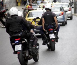 Μετωπική σύγκρουση αυτοκινήτου με μοτοσικλέτες της ΔΙΑΣ
