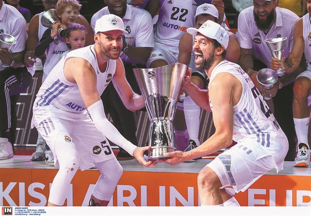 Του το πήρε από τα χέρια!