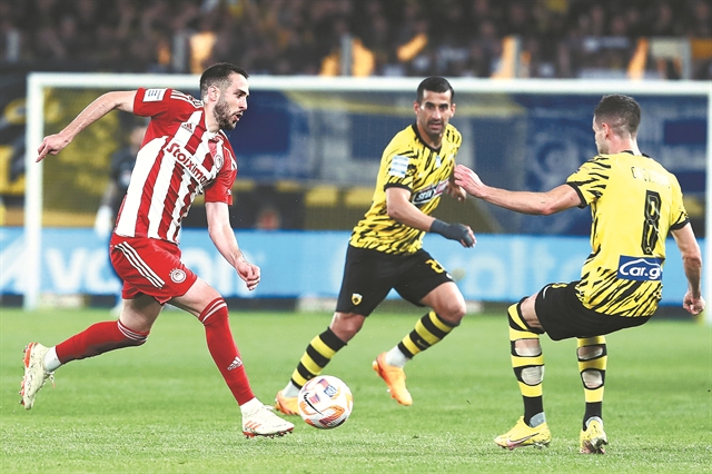 Ο Ολυμπιακός «μαύρισε» την ΑΕΚ και ο Μπριζάρ το πρωτάθλημα…