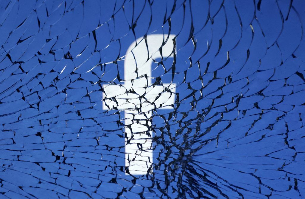 Τι συμβαίνει με το Facebοok: Αυτόματα αιτήματα φιλίας σε χρήστες που «κατασκοπεύουν» άγνωστοι