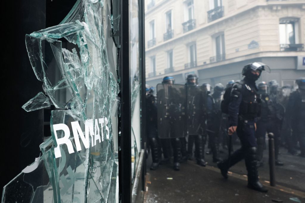 Δεν κοπάζει η οργή των Γάλλων: «Πεδίο μάχης» το Παρίσι την Πρωτομαγιά