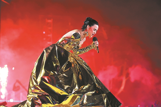 Η πραγματική «ολόχρυση» βασίλισσα ήταν τελικά η Κέιτι Πέρι…