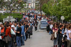 Εκλογές στην Τουρκία: Ουρές στα εκλογικά κέντρα, πάνε με κάθε τρόπο να ψηφίσουν – Πότε θα βγουν τα πρώτα αποτελέσματα