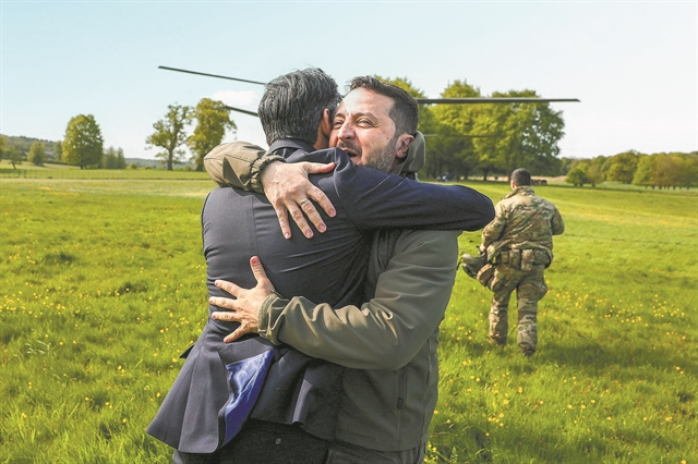 Οι αγκαλιές ήταν περισσότερο για τα μάτια του κόσμου